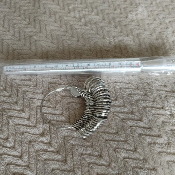 New Ring Sizer Tool with Ring Gauges and Finger sizer - Picture 4 of 4